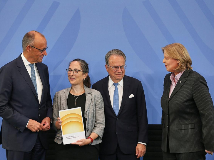 Übergabe des Berichts der Rentenkommission (Archiv)