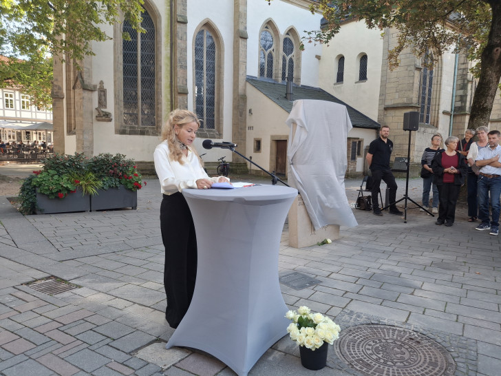 Oberbürgermeisterin Urte Schwerdtner bei ihrer Ansprache vor der Enthüllung des Gedenksteins.