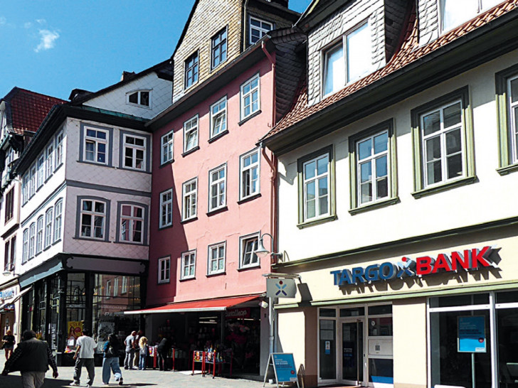 Das rosé-farbene Haus (hier in der Bildmitte) in der Goslarer Altstadt kommt bald unter den Hammer.