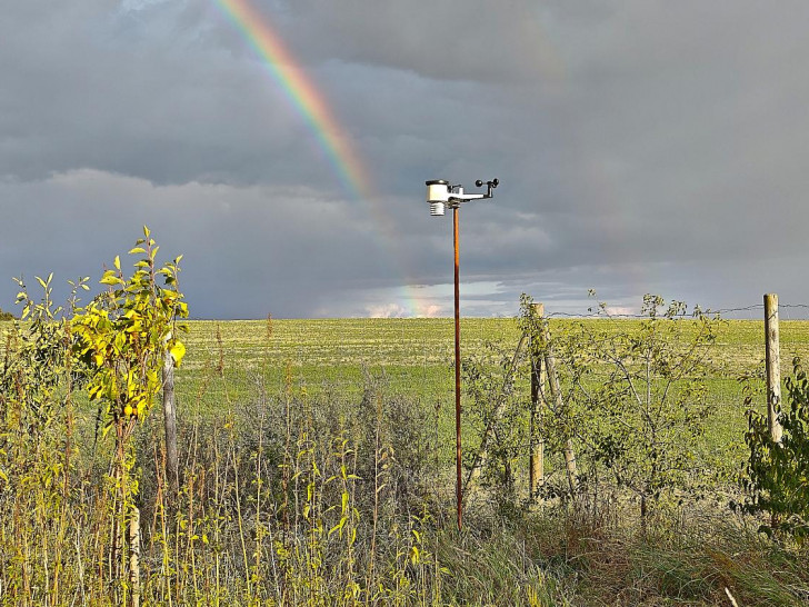 Regenbogen an Wetterstation (Archiv)