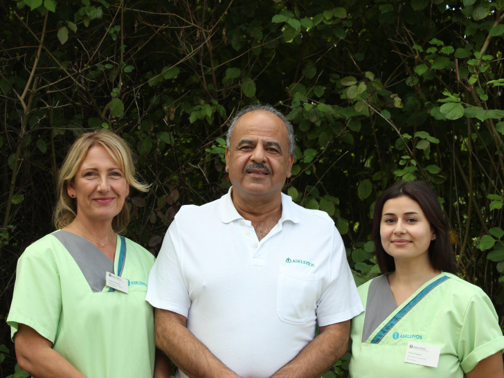 Bietet jetzt eine neue Sprechstunde im MVZ in Seesen: Dr. Mohamed Diab, im Bild mit zwei Mitarbeiterinnen. 