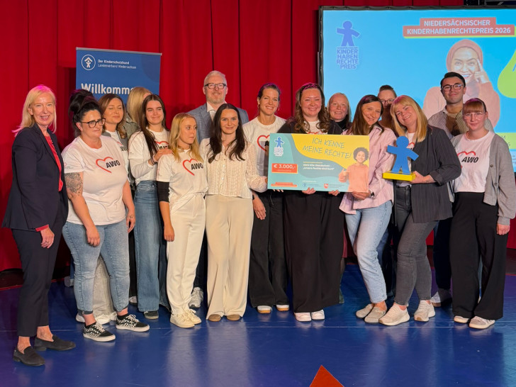 Die Kindertagesstätte Wendschott des AWO-Bezirksverbandes Braunschweig nimmt den KinderHabenRechtePreis 2026 entgegen. Über diese besondere Auszeichnung freuen sich Falk Hensel, Geschäftsfeldleiter Familie und Soziale Dienste (hinten Mitte), Rebecca Bank, Bereichsmanagerin Familie und Erziehung (vorne Mitte) sowie Lina Schulze, Einrichtungsleiterin der AWO-Kita Wendschott (3.v.r.), und das Kita-Team.