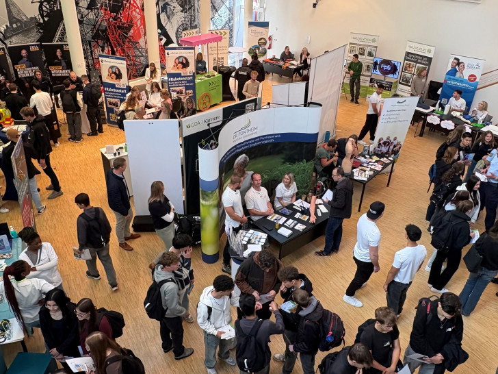 Bei der Messe können sich Schüler zu Ausbildungsberufen und Studiengängen informieren.