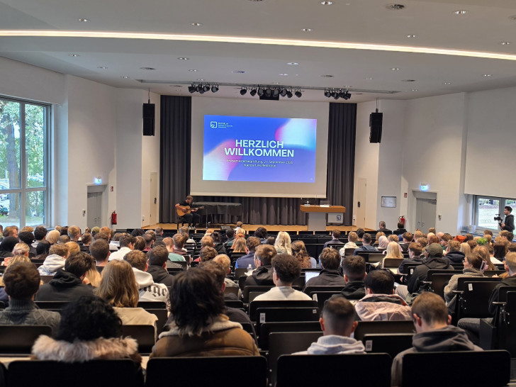 Blick in die Aula bei der Erstsemesterbegrüßung am Campus Wolfenbüttel der Ostfalia Hochschule.