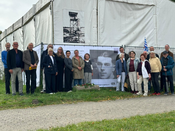 Vertreterinnen der Zivilgesellschaft, der Vorstand des Freundeskreises KZ-Außenlager Laagberg e. V. sowie Vertreterinnen der Stadt und der Politik kamen zur Vorstellung der neuen Informationsbanner zusammen.