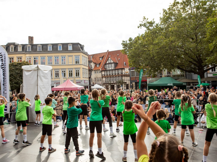 Auf der NextGenerationStage von New Yorker zeigen Sportlerinnen und Sportler auf dem Kohlmarkt ihr Können und laden zum Mitmachen ein.
