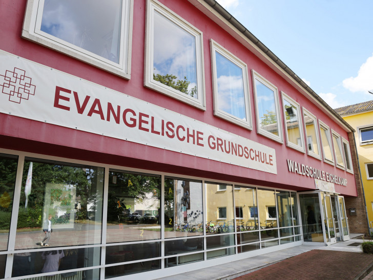 Kultusministerin Julia Willie Hamburg hat an der Evangelischen Grundschule Waldschule Eichelkamp ein neues Ganztagsgebäude eingeweiht