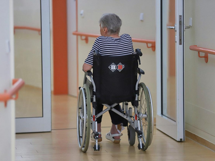 Alte Frau in einem Pflegeheim (Archiv)