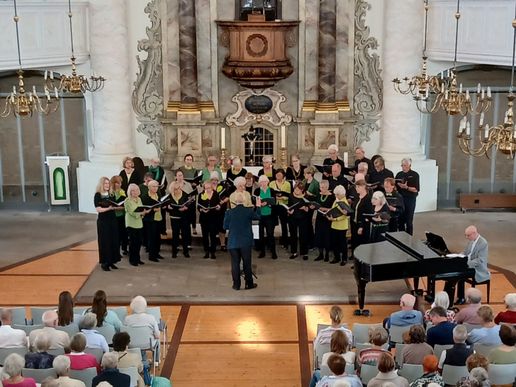 Der Chor der Musikschule während eines Konzertes in der Wolfenbütteler Trinitatiskirche.
