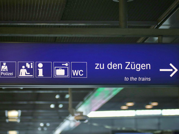 Hinweisschilder an einem Bahnhof (Archiv)