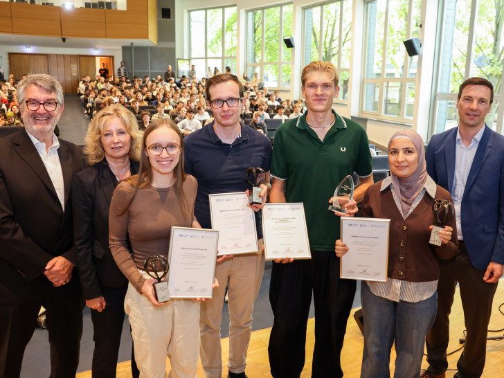 Verleihung des BRAWO-Gemeinwohl-Preises (von links): Volker Küch, Claudia Kayser, die Preisträger Hanna Hübner, Niclas Lisiewicz, Aljoscha Kämpfe und Layla Haj Mohammad sowie Matthias Marx-