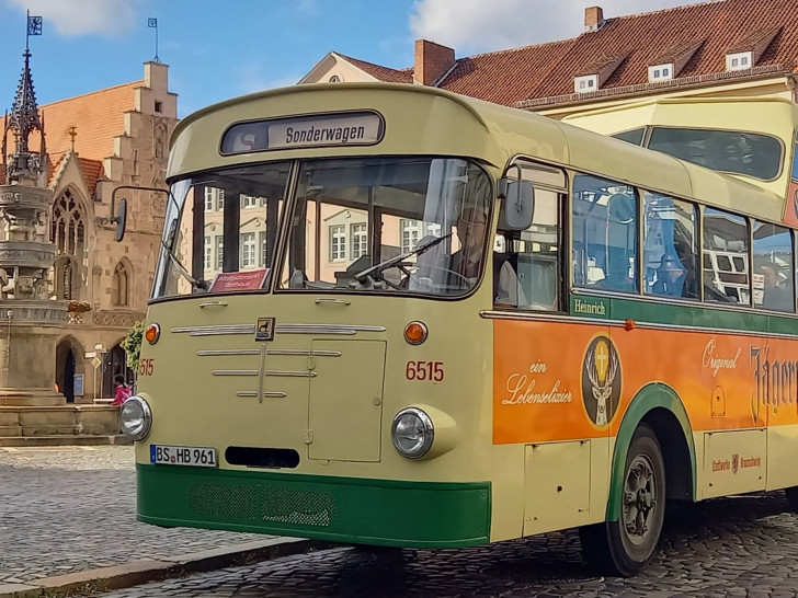 Im historischen Büssing-Bus geht es durch Braunschweig.