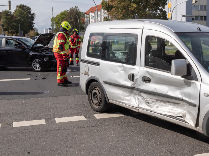Zwei Autos krachten an der Kreuzung ineinander.