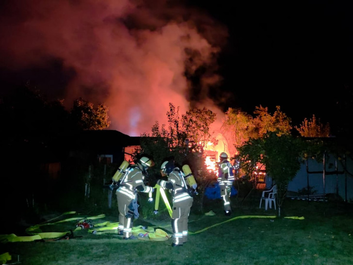 Die Feuerwehr löschte den Brand im Kleingartenverein.