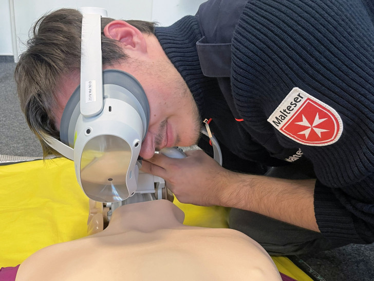 Jannis Köhler von den Braunschweiger Maltesern mit der Virtual-Reality-Brille