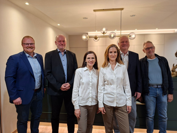 Von links: Henning Evers, Bürgermeister der Samtgemeinde Hankensbüttel, Dirk Köllner, Bürgermeister der Gemeinde Hankensbüttel, die Ärztinnen Halina Ebel und Dr. Vivien Wiederhöft, Kreisrat und Gesundheitsdezernent Rolf Amelsberg und Dr. Klaus-Achim Ehlers, Kreisstellenvorsitzender der Kassenärztlichen Vereinigung Niedersachsen (KVN), Bezirksstelle Braunschweig.