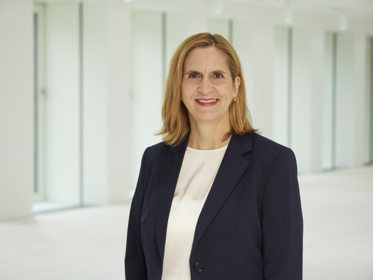 Der Aufsichtsrat der Volkswagen AG hat Erika Rasch zum 1. Oktober 2026 in den Konzernvorstand berufen und ihr die Verantwortung für Personal übertragen.