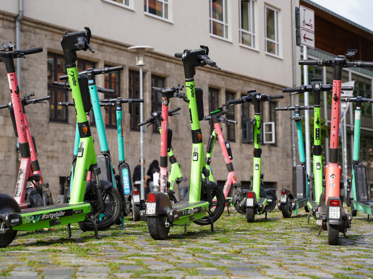 E-Scooter haben die Stadt erobert: Das Verhalten einiger ihrer Fahrer kommt aber nicht überall gut an.