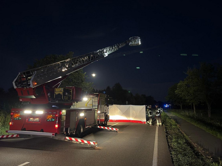 Die Unfallstelle wurde unter anderem mit der Drehleiter umfangreich ausgeleuchtet (Archiv)