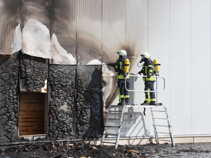 Das Feuer griff auf die Fassade der Halle über.
