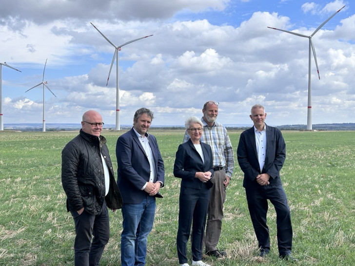 Landrätin Christiana Steinbrügge, Bürgermeister Martin Schulze, Dr. Claudius Schiller (Wirtschaftsförderung Landkreis Wolfenbüttel GmbH), Christian Vorwerck (gdd Green Datacenter Development GmbH & Co. KG) und Flächeneigentümer Landwirt Clemens von König am Standort in Beuchte.