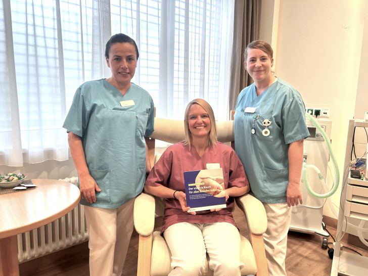 Pflegefachkraft Songül Yilmaz, Hebamme Stine Neve und Kinderkrankenschwester Sabrina Apostel (v. li.).