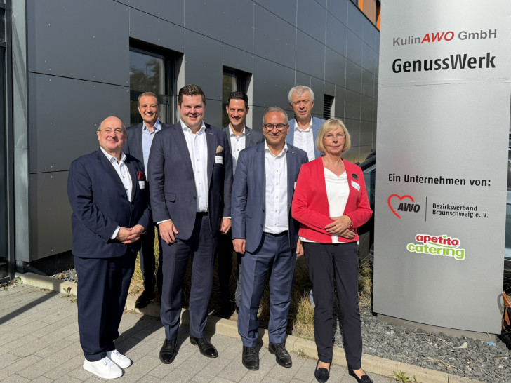 Freuen sich über die Eröffnung des GenussWerks (von links): Maic Lindner (Geschäftsführer KulinAWO GmbH) Andre Eppe (Prokurist KulinAWO GmbH), Dr. Jan-Peer Laabs (Vorstandsvorsitzender der apetito AG), Christoph Düsterberg (Gesellschafter apetito), Rifat Fersahoglu-Weber (Vorstandsvorsitzender des AWO-Bezirksverbands Braunschweig), Andreas Oellerich (Geschäftsführer apetito catering) und Gabriele Siebert-Paul (Vorsitzende des Präsidiums des AWO-Bezirksverbands Braunschweig).