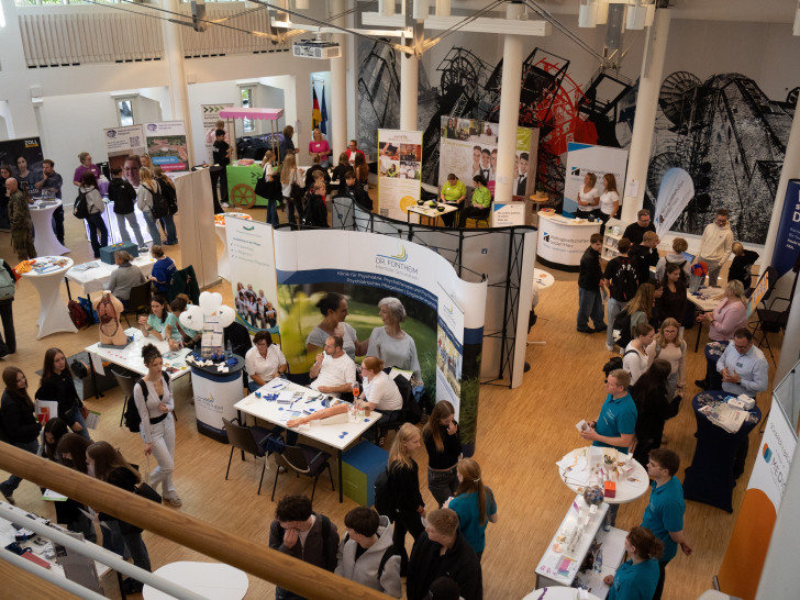 Bei der Messe in Kreishaus treffen mehr als 2.000 Besucherinnen und Besucher auf zahlreiche regionale Aussteller, um mehr über ihre angebotenen Zukunftsperspektiven zu erfahren.