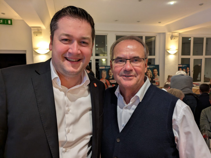 Dr. Thorsten Kornblum ließ sich bei der SPD-Wahlparty feiern und beglückwünschen – hier gratuliert sein Amtsvorgänger Ulrich Markurth.