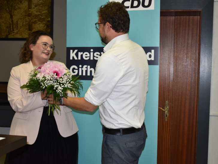 Kreisvorsitzender Frederick Meyer gratuliert Lena-Sophie Laue MdL