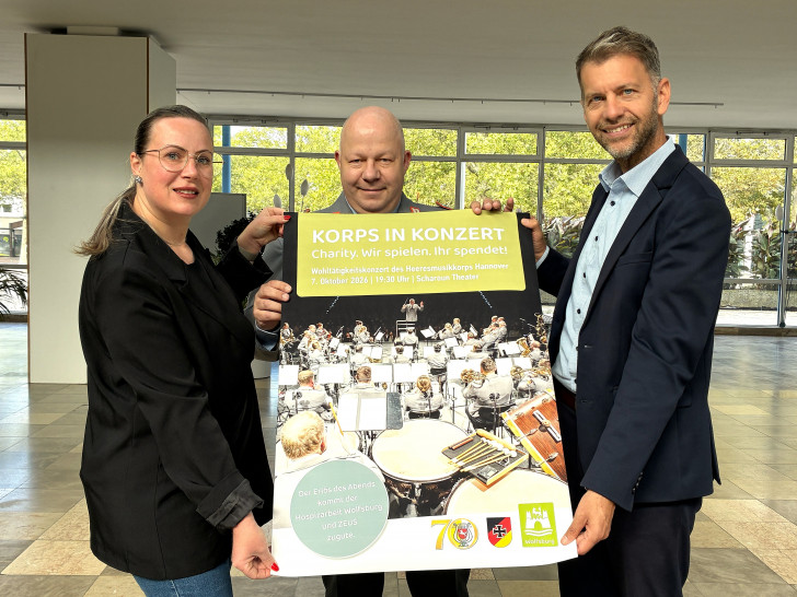 Rührten gemeinsam die Werbetrommel für das Charity-Konzert (von links): Janet Gelbke (Referat Repräsentation), Frank Haufe (Obergefreiter der Reserve) und Oberbürgermeister Dennis Weilmann.