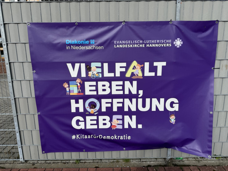 Das betroffene Plakat. Von weitem fällt es kaum auf...