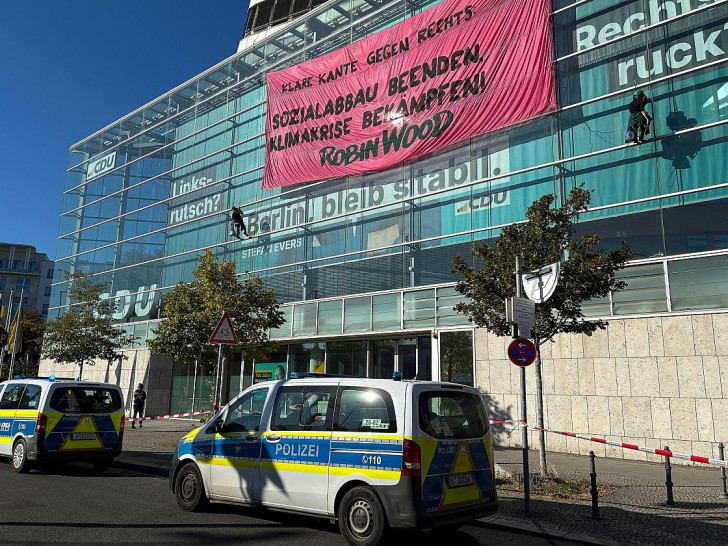 Umweltaktivisten besetzen Dach der CDU-Zentrale in Berlin am 23.09.2026