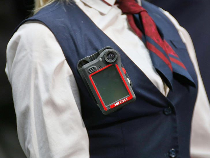Schaffnerin mit Bodycam (Archiv)