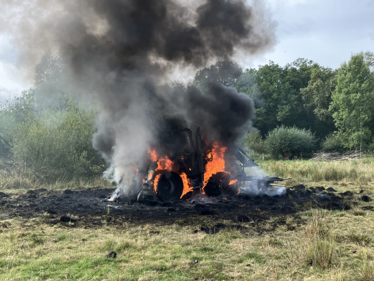 Der Trecker stand in Vollbrand.