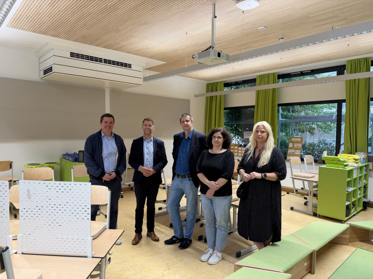 Christoph Andacht (Geschäftsbereichsleiter Schule), Oberbürgermeister Dennis Weilmann, Tino Deich (Leiter Abteilung Elektrotechnik im Geschäftsbereich Hochbau), Bauleitung Sandra Mehring und Schulleiterin Tanja Moormann (v. li.) besichtigten die Bunte Grundschule.