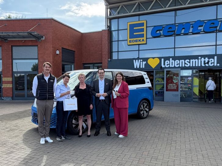 Verkaufsleiter Dominik Lampe, Marktleiterin Marion Beckmann, Gewinnerin Frau Annegret Wojciechowski, Ferrero Vertriebsmitarbeiter Julius Hebink und Amani Marold.