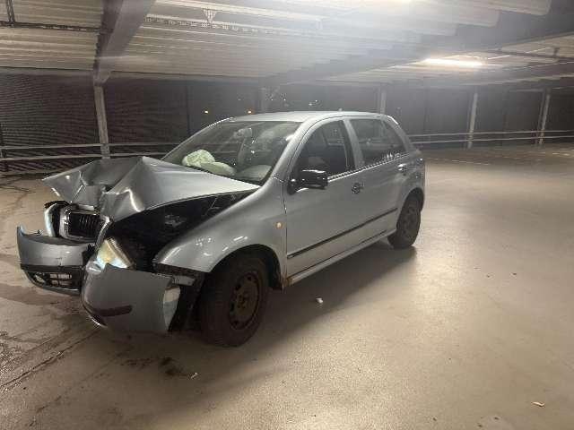 Der Fahrer krachte gegen einen Pfeiler.