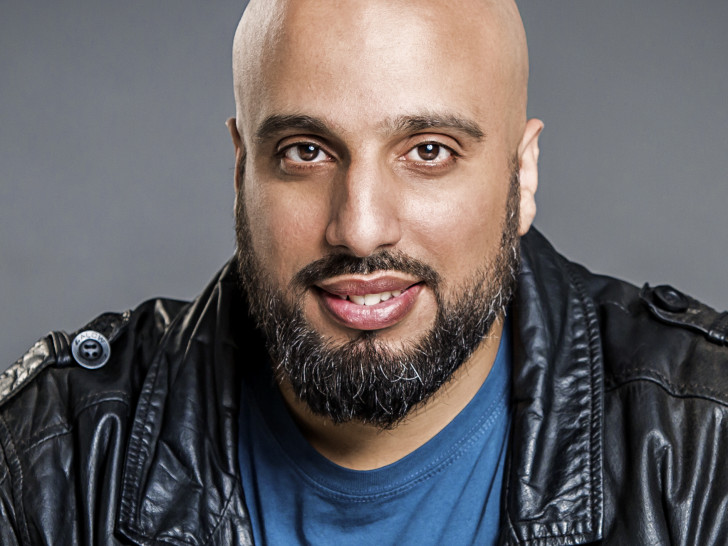 Comedian Abdelkarim wird in der Aula des Gymnasiums am Fredenberg erwartet.