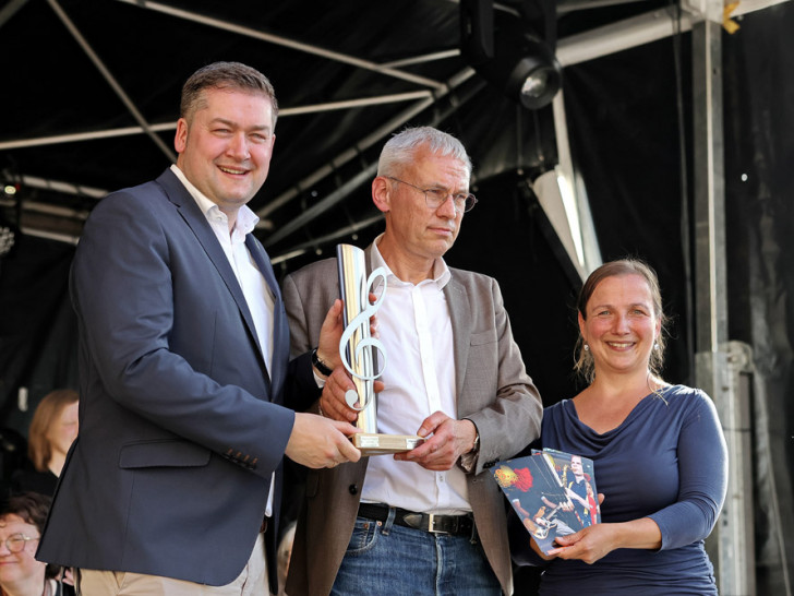 Staffelstabübergabe im Rahmen der Eröffnung der Braunschweiger Kulturnacht 2025 mit dem Ersten Stadtrat Kai-Uwe Hirschheide, der den Staffelstab von Wolfsburg (Austragungsort des 7. Regionalen Musikfestes 2024) an Oberbürgermeister Dr. Thorsten Kornblum übergibt und Juliane Gaube von der Kontaktstelle Musik Region Braunschweig als Organisatorin.