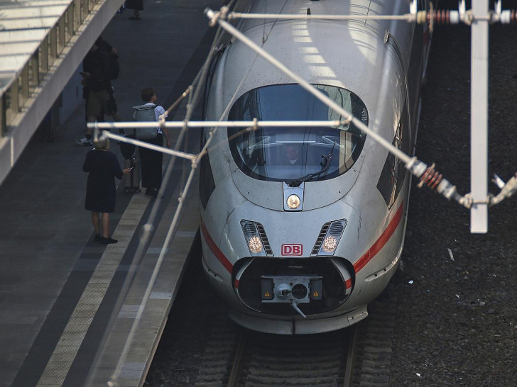 ICE 3 steht am Bahngleis