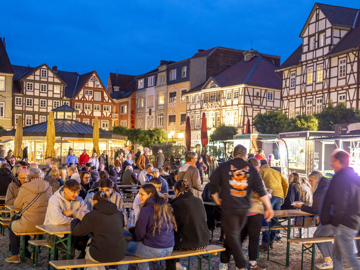 Platz nehmen und genießen beim Foodtruck Festival in der Peiner Innenstadt.