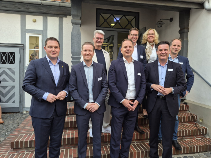 Die Partner im neuen Gifhorner Haus der Wirtschaft feierten die Einweihung mit rund 100 Gästen auf einem Sommerfest: Philipp Raulfs (Landrat des Landkreises Gifhorn), Andreas Wiegand (Geschäftsführer der Landkreis Gifhorn Innovation & Service GmbH), Lutz Kadereit (stellvertretender Vorstandsvorsitzender der Wirtschaftsvereinigung Gifhorn e.V.), Olaf Koschnitzki und Johannes Laub (Geschäftsführer der Stadtwerke Gifhorn GmbH), Kerstin Meyer (Geschäftsführerin der Wirtschaftsförderung und Stadtmarketing Gifhorn GmbH), Matthias Nerlich (Bürgermeister der Stadt Gifhorn) und Martin Ohlendorf (Geschäftsführer der Wirtschaftsförderung und Stadtmarketing Gifhorn GmbH) (v. li.).