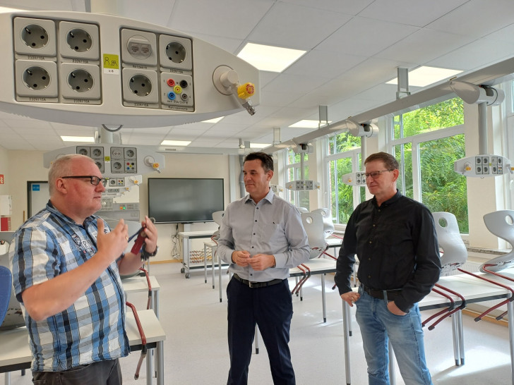  Schulleiter Jens Hoppe, Bürgermeister Matthias Nerlich und Fachbereichsleiter Bauverwaltung ,Karsten Moritz bei der Begehung.    