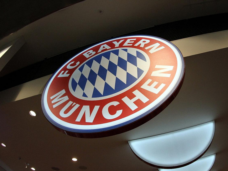 Logo des FC Bayern München in einem Fanshop (Archiv)