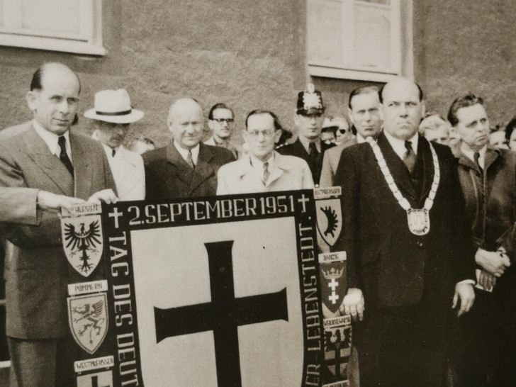 Salzgitters Oberbürgermeister Dr. Wilhelm Höck (Oberbürgermeister v. 1948 - 1953, rechts neben dem Schild stehend) beim Tag des deutschen Ostens 1951 in Salzgitter.