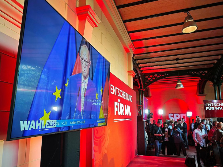 Friedrich Merz auf Monitor bei SPD-Wahlparty in Schwerin am 20.09.2026