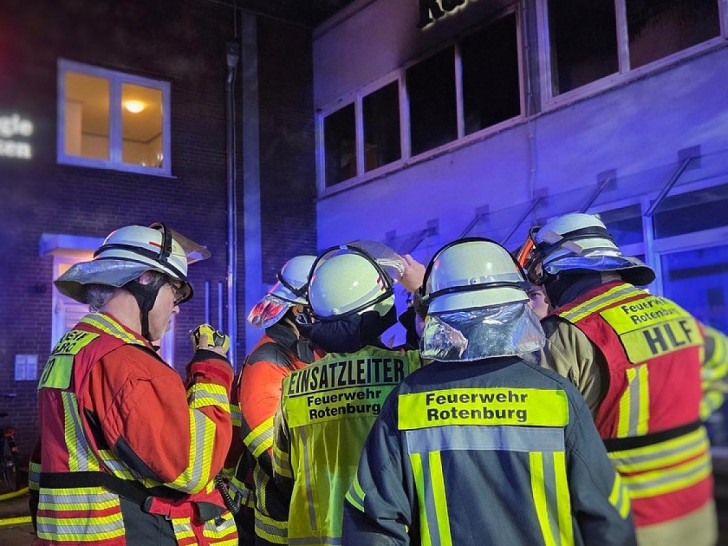Die Feuerwehrleute blicken auf die Einsatzstelle (Archiv)