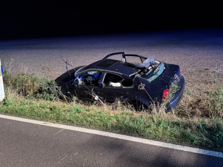 Das Auto war in der Nacht im Graben gelandet.