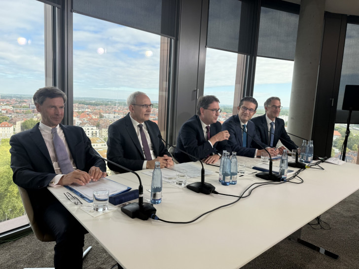 Der Vorstand der Volksbank BRAWO bei der Bilanz-Pressekonferenz am 15. September (v.l.n.r.): Dr. Heiner Arnoldi (Vorstandsmitglied), Jürgen Wache (Generalbevollmächtigter, designierter Vorstandsvorsitzender), Dr. Lars Berkefeld (Vorstandssprecher) und Carsten Ueberschär (Vorstandsmitglied) gemeinsam mit Pressesprecher Daniel Dormeyer.